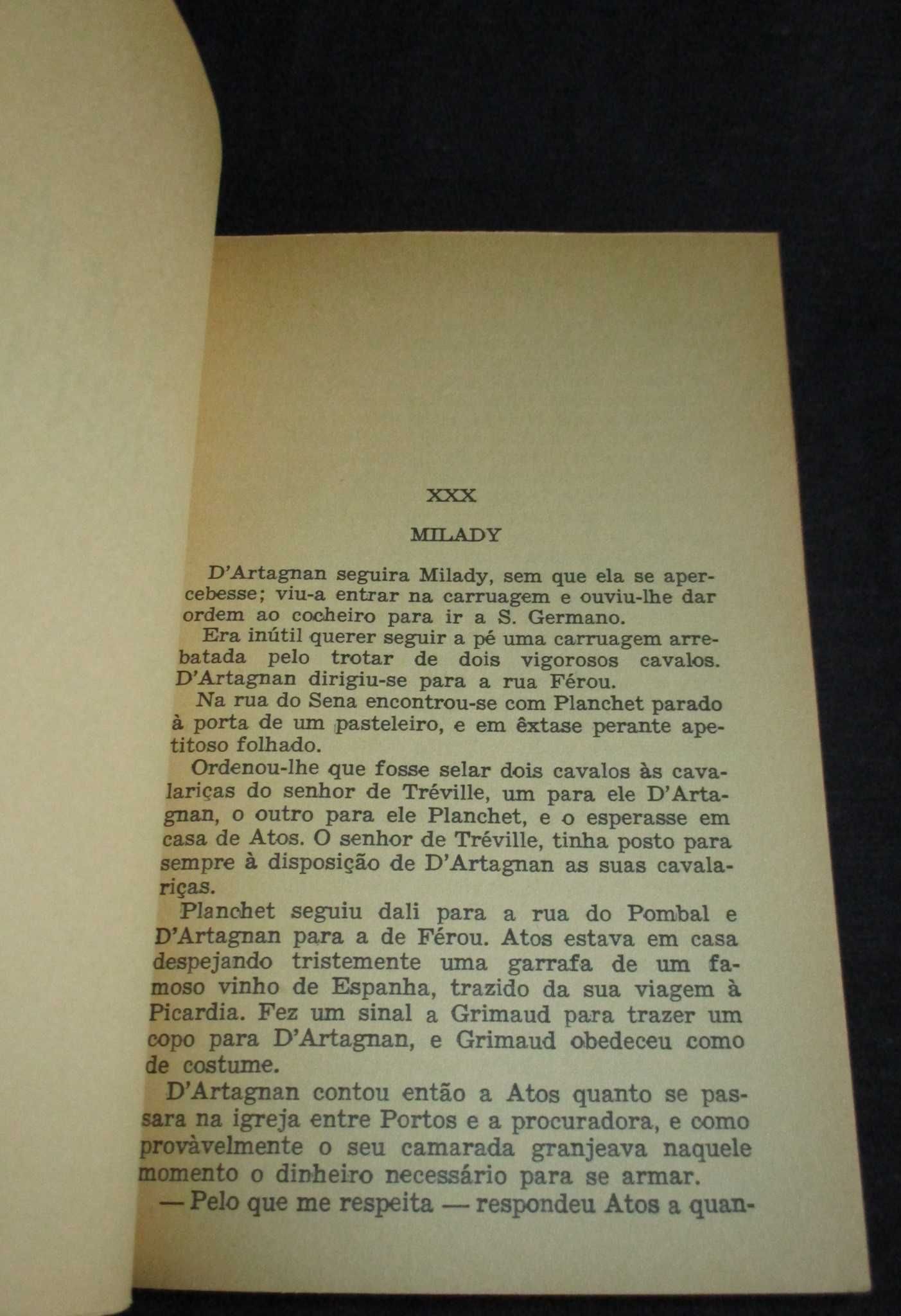 Livros Os Três Mosqueteiros Alexandre Dumas  2 Volumes Completo