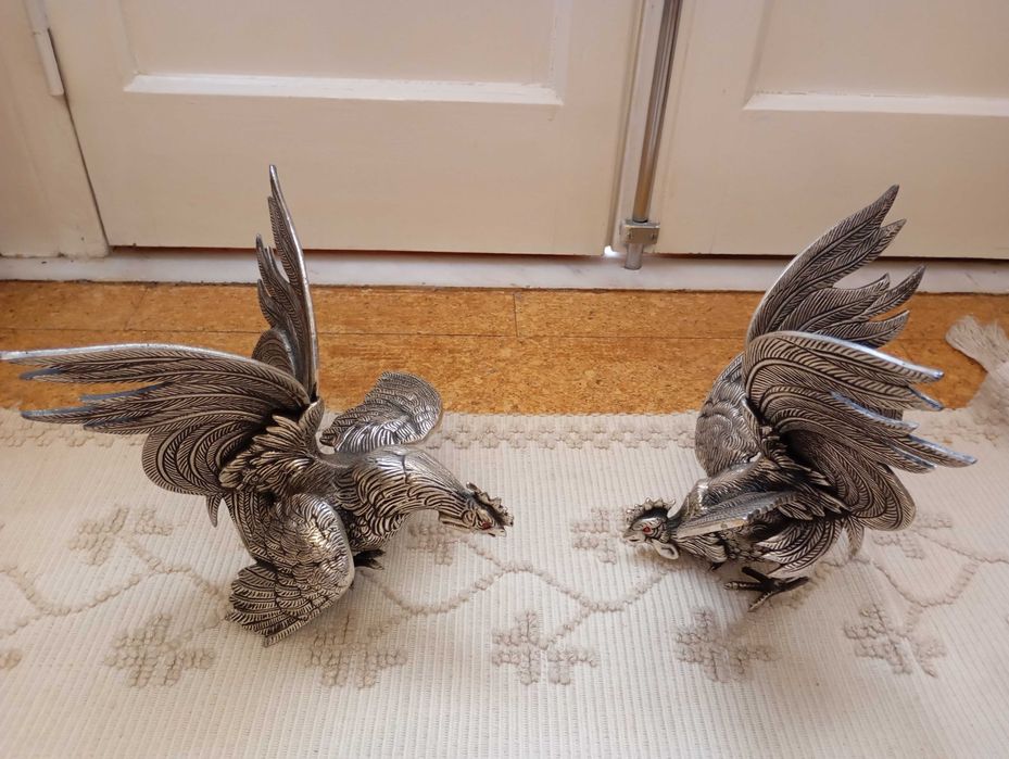 Conjunto de dois Galos de metal prateado.