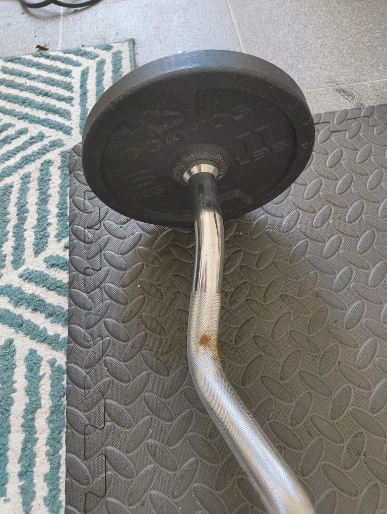 Barra e banco de musculação