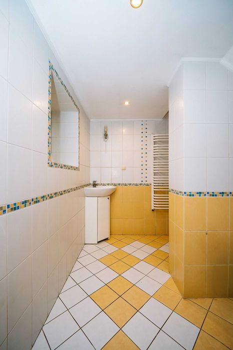 Простора дворівнева квартира в центрі!