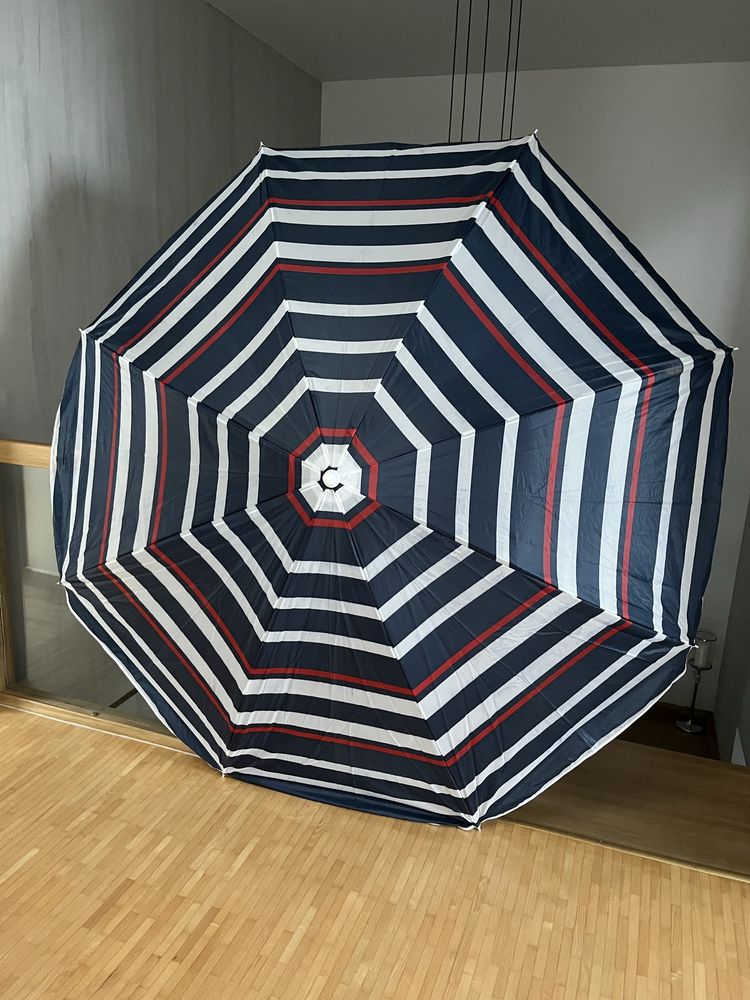 Zestaw balkonowy : 2 krzesła  + stolik i duży parasol