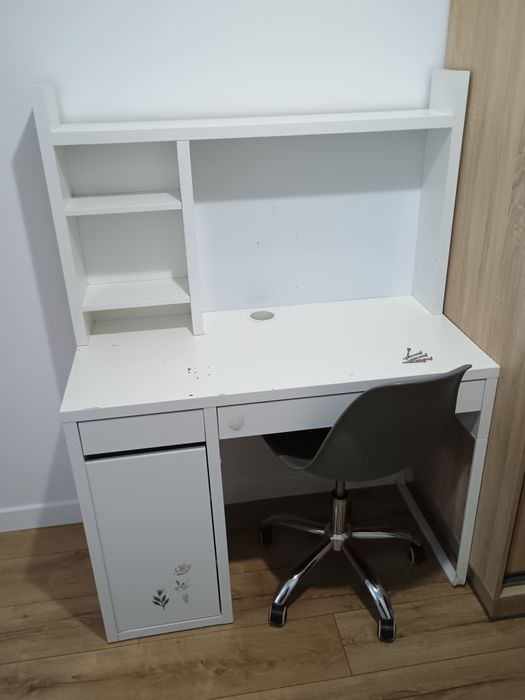 Biurko Micke Ikea z nadstawka