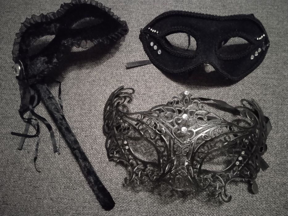 Карнавальные маски короны парики обручи колпаки