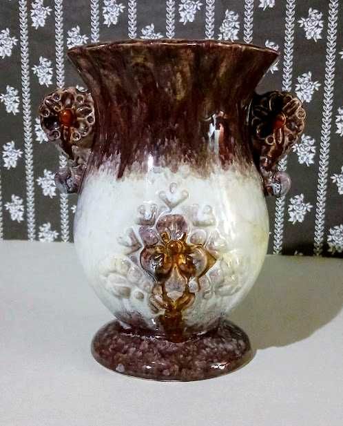 Rustykalny wazon vintage z motywem kwiatowym