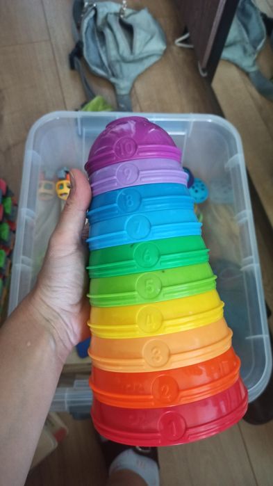 piramida z półokrągłych elementów, składa w kule