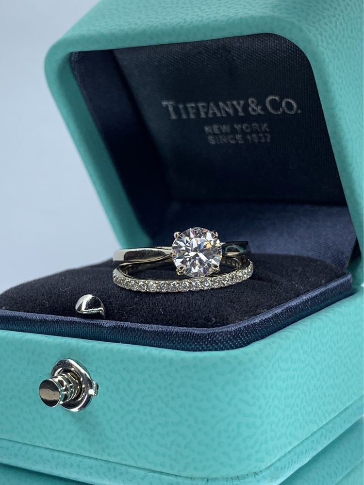 Золота каблучка діамантова доріжка в стилі Tiffany.