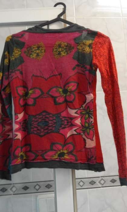 Camisola menina da Desigual. 9/10 anos. Em muito bom estado