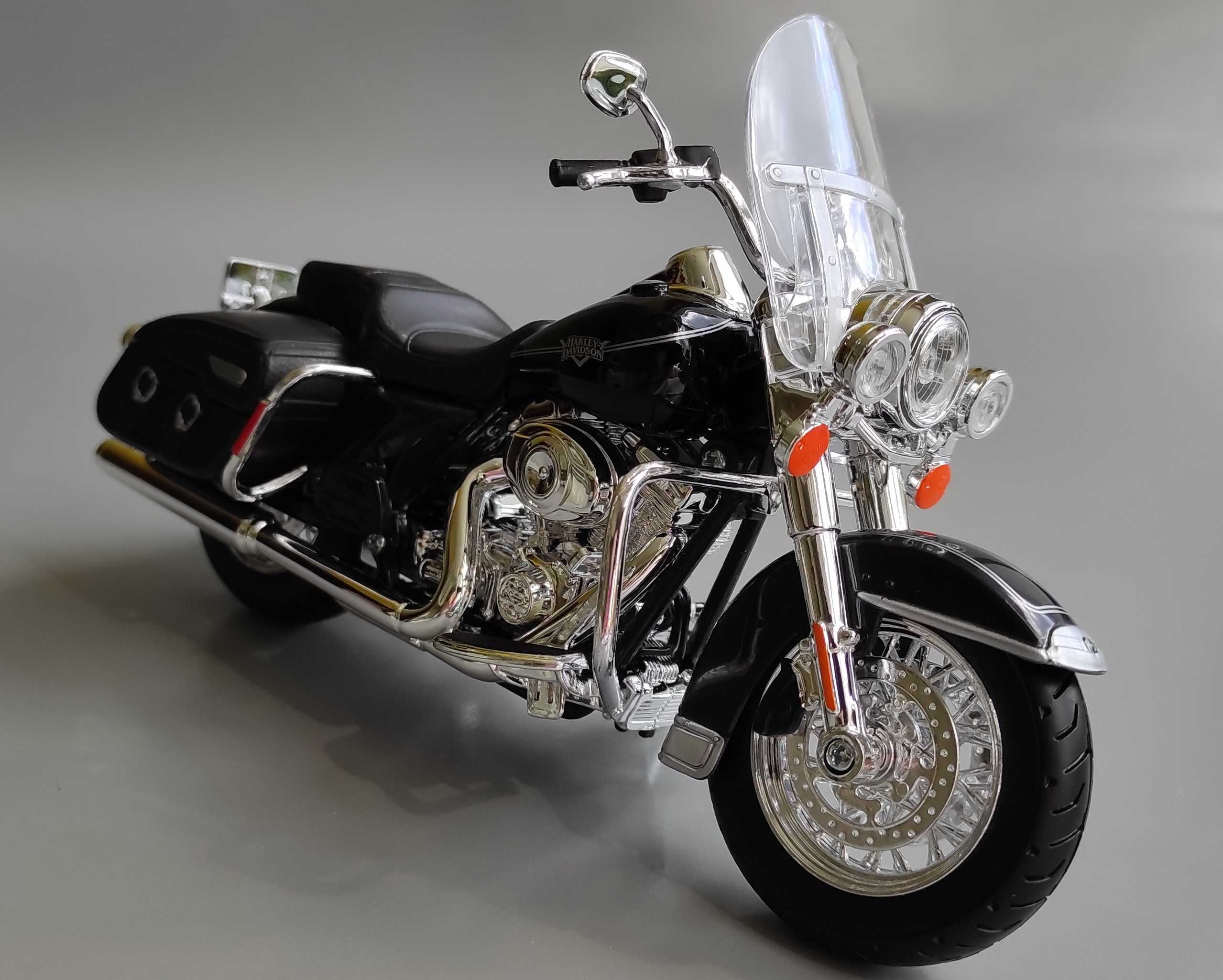 Модель "Harley-Davidson Road King Classic 2013" 1/12 (Maisto)