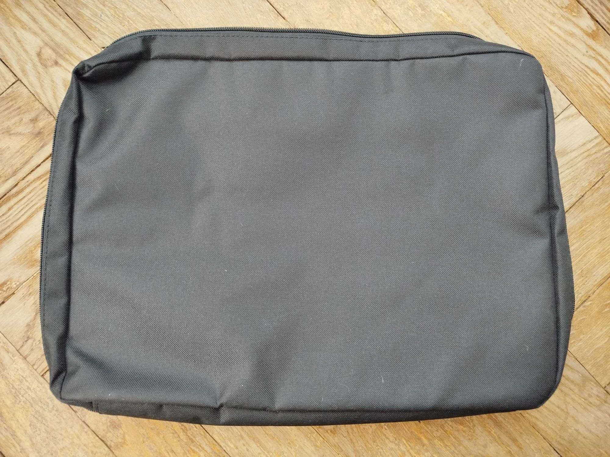 Etui na dużego laptopa