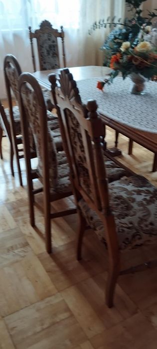 Stół z krzesłami