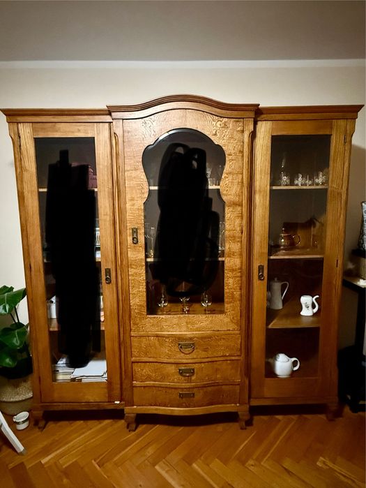 Stara drewniana szafa