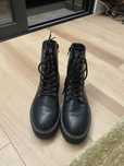 Estou vendendo minhas botas de cano alto H&M usadas.