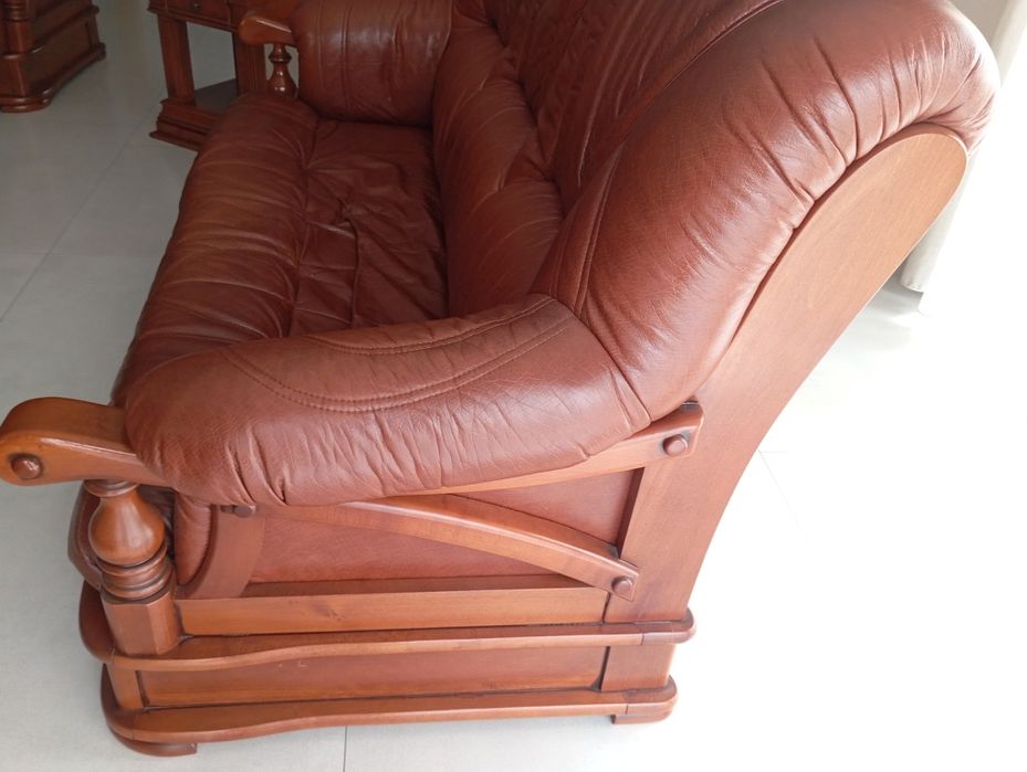 Conjunto de sofá e dois cadeirões em pele