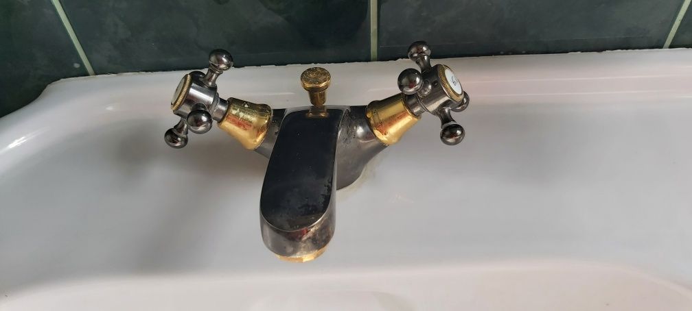 Podwójna umywalka z bateriami, solidna