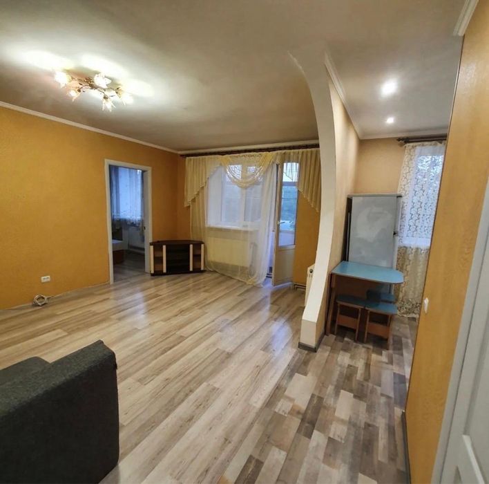 Продається 3-кімнатна квартира в районі Новомиколаївка