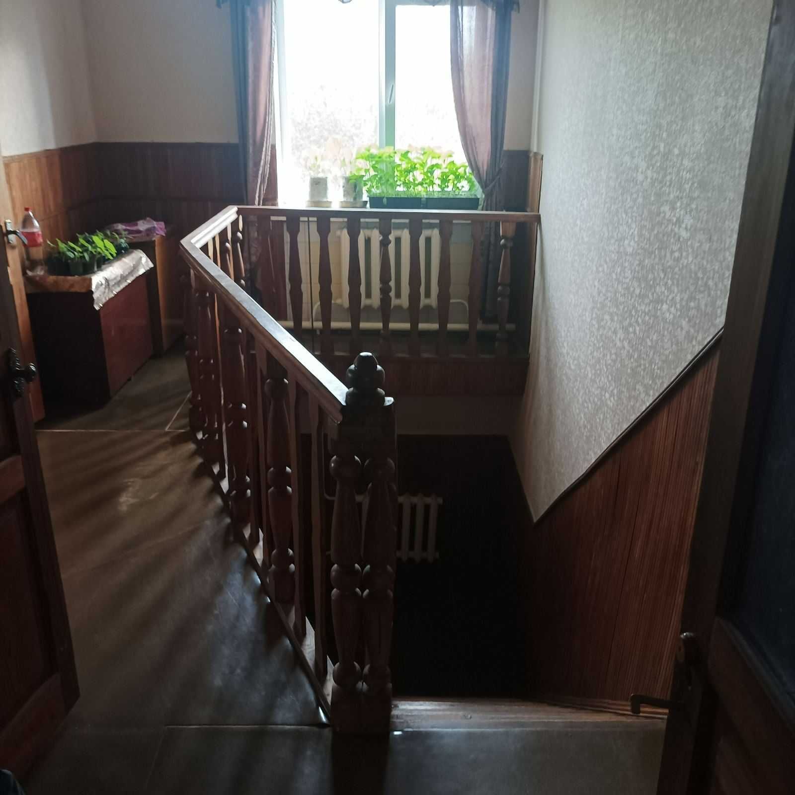 Продається двохповерховий будинок в центрі міста