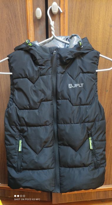 Жилетка (безрукавка) для мальчика черная 6-7 лет.