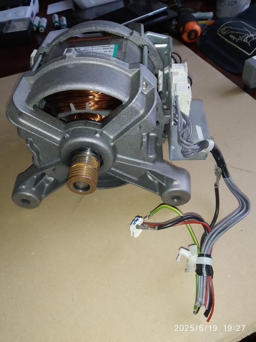 Двигатель от стиральной машины,рабочий.