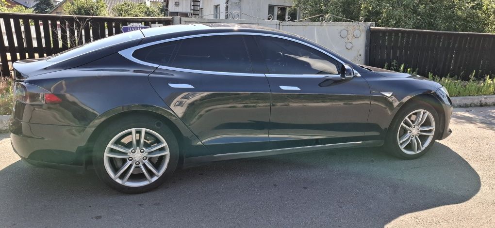 Tesla model S 85