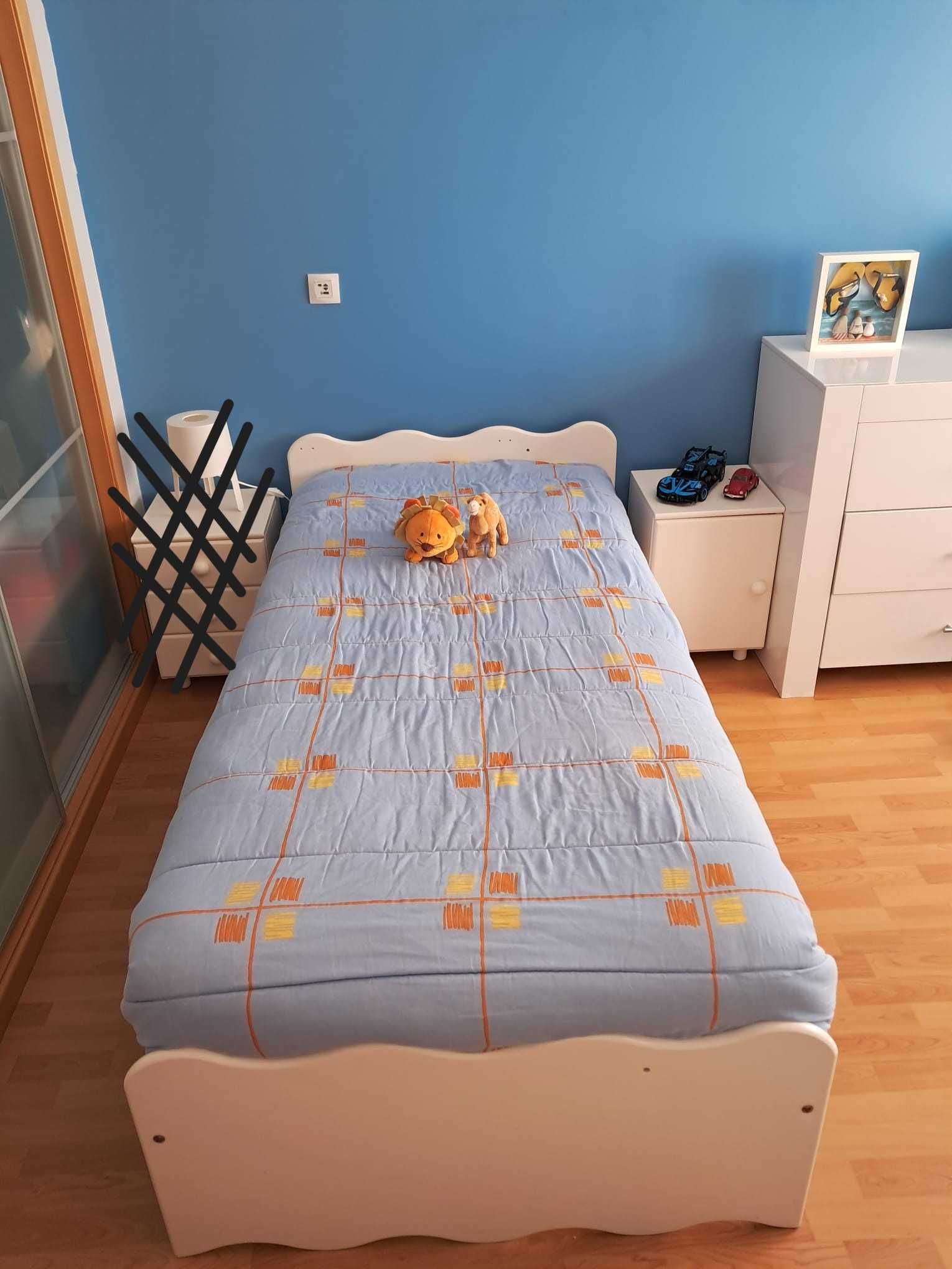Cama branca de criança em muito bom estado. Madeira maçica.