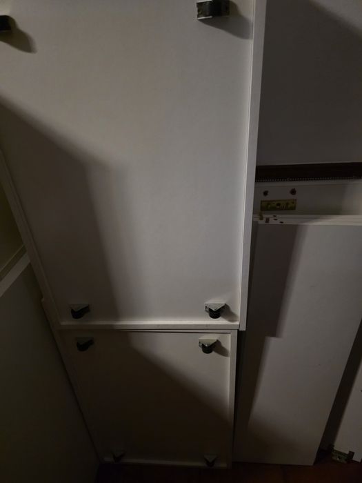 Vendo uma mobília completa com roupeiro e colchão e estrado