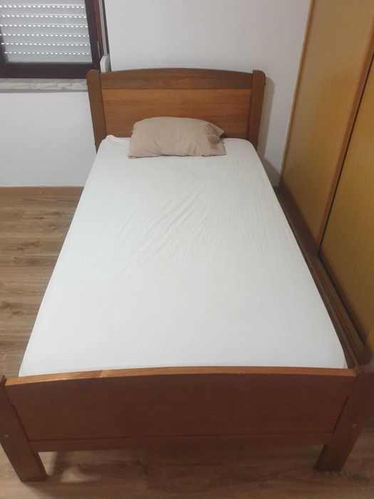 Cama solteiro em madeira, colchão impecável, excelente estado.