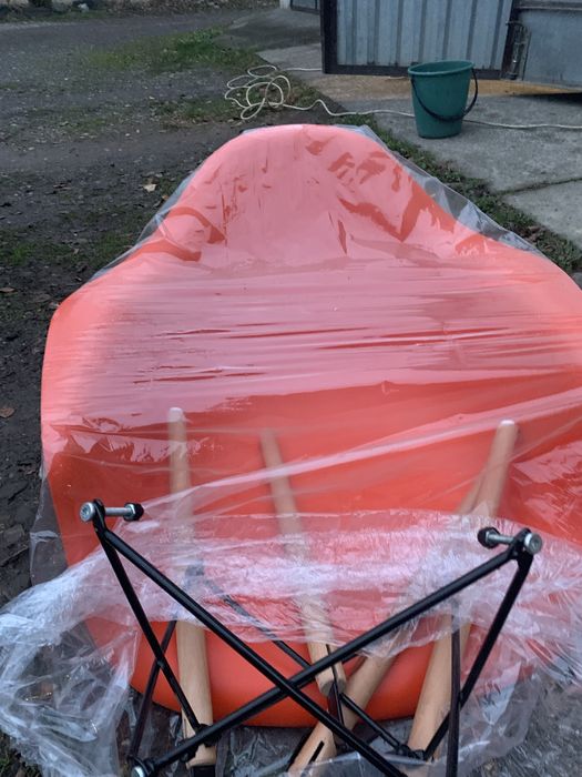 Продам стілець . В хорошому стані , оранжевого кольору