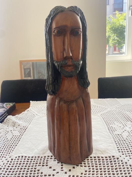 Escultura de Cristo em madeira — feita à mão