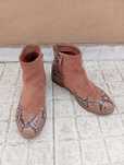 Botas rasas castanhas com padrão