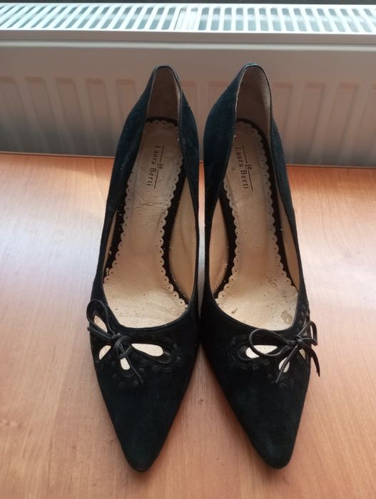 Продаю туфлі  39р. майже нові,2рази взула.Замшові,класика,дуже гарні.