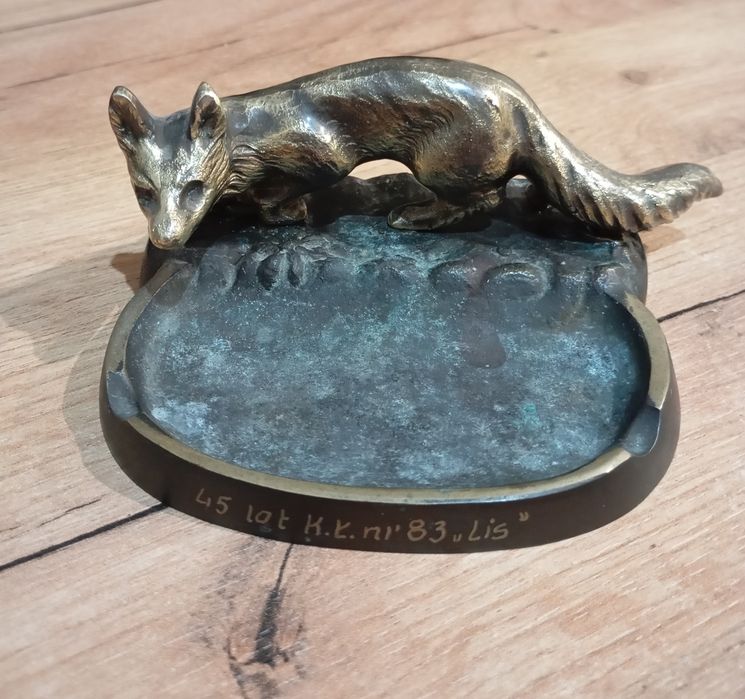 Mosiężna popielniczka z lisem