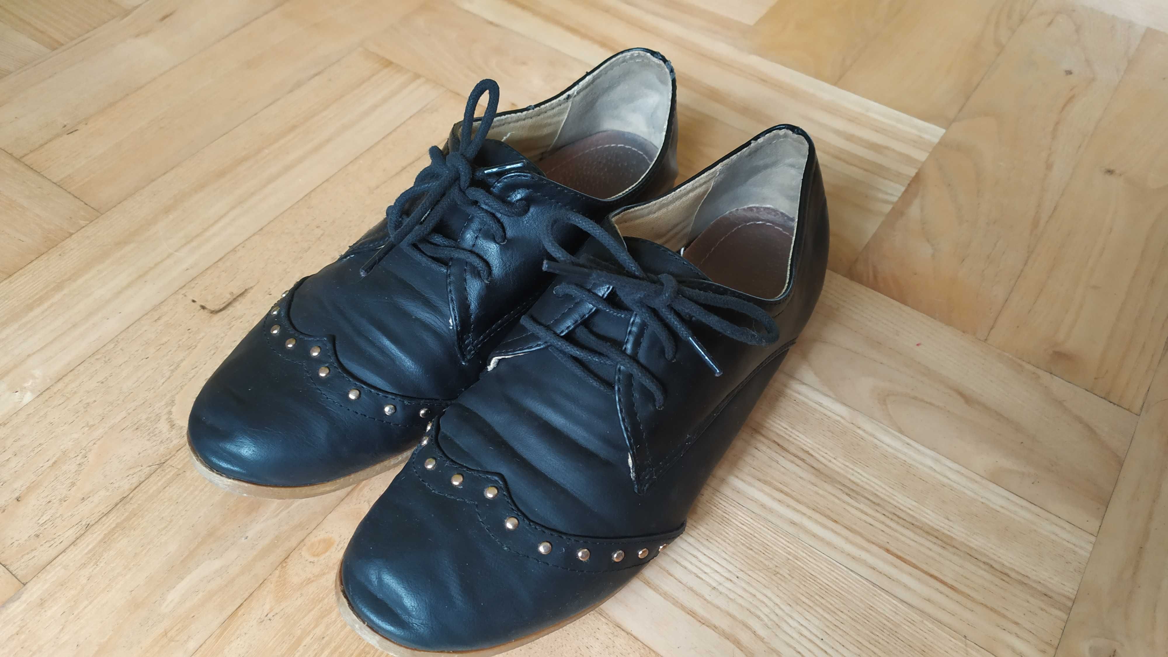 Buty czarne ze złotymi dodatkami