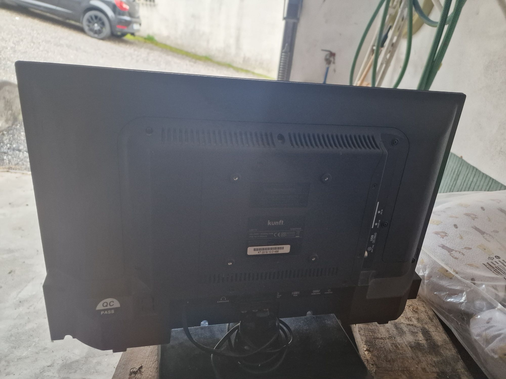 Televisão em.bom estado sem comando