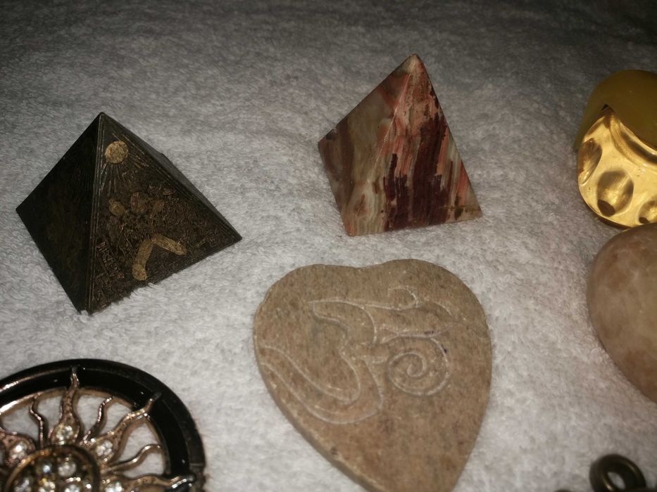 камень оникс металл статуэтка сувенир пирамида яйцо и другое