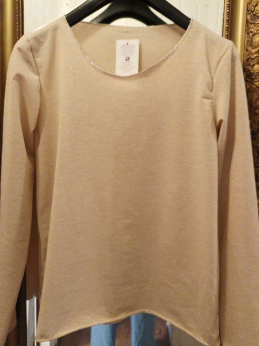 Bluzka damska beżowa ze złota nitką.