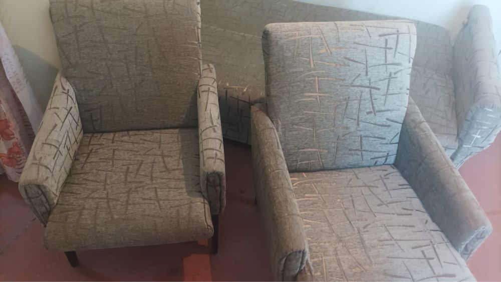 Прода диван и два кресла.