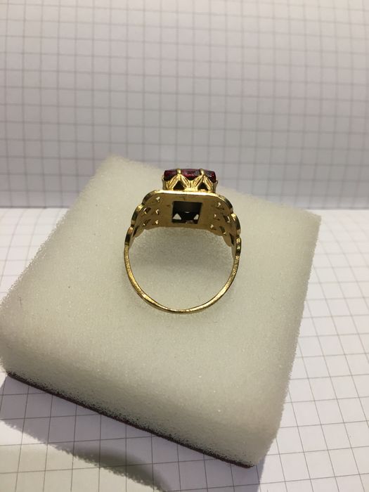 Винтажное кольцо с красным камнем