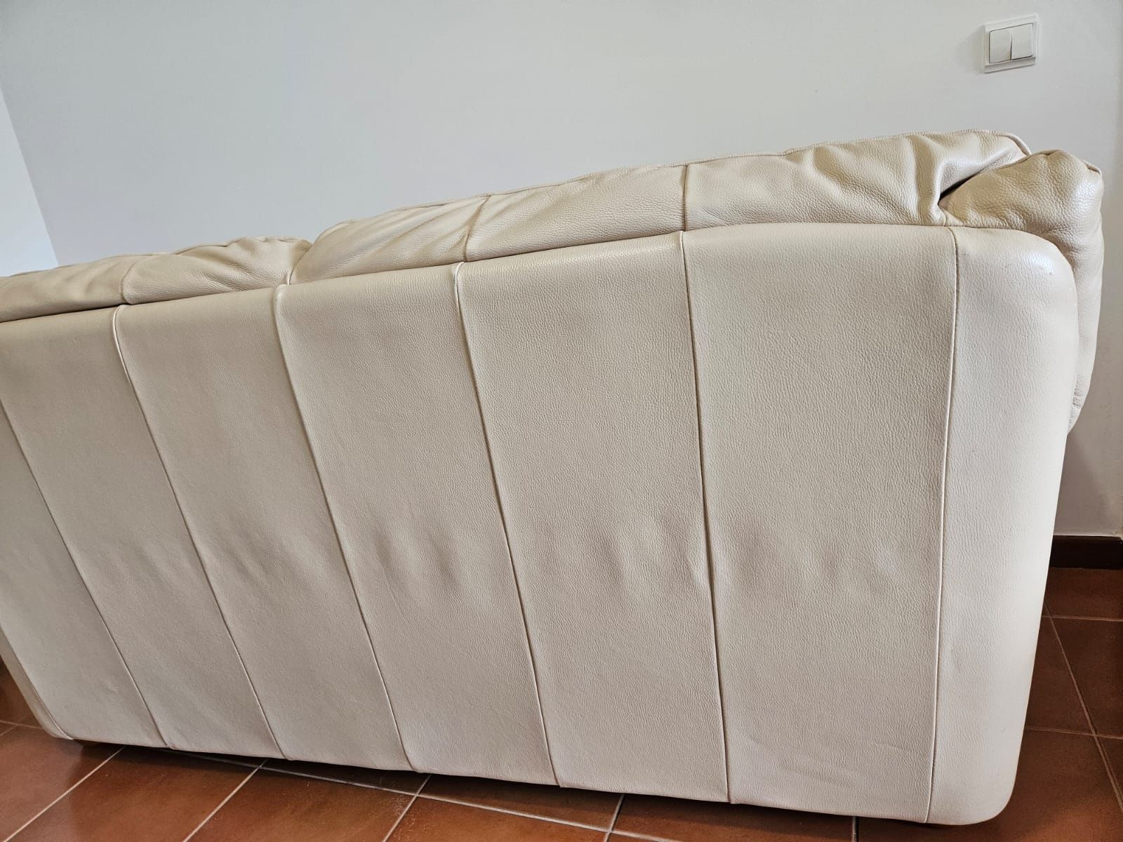 Conjunto de sofás em pele bege