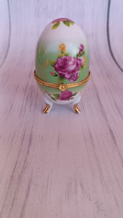 Ovo vintage tipo Fabergé florido