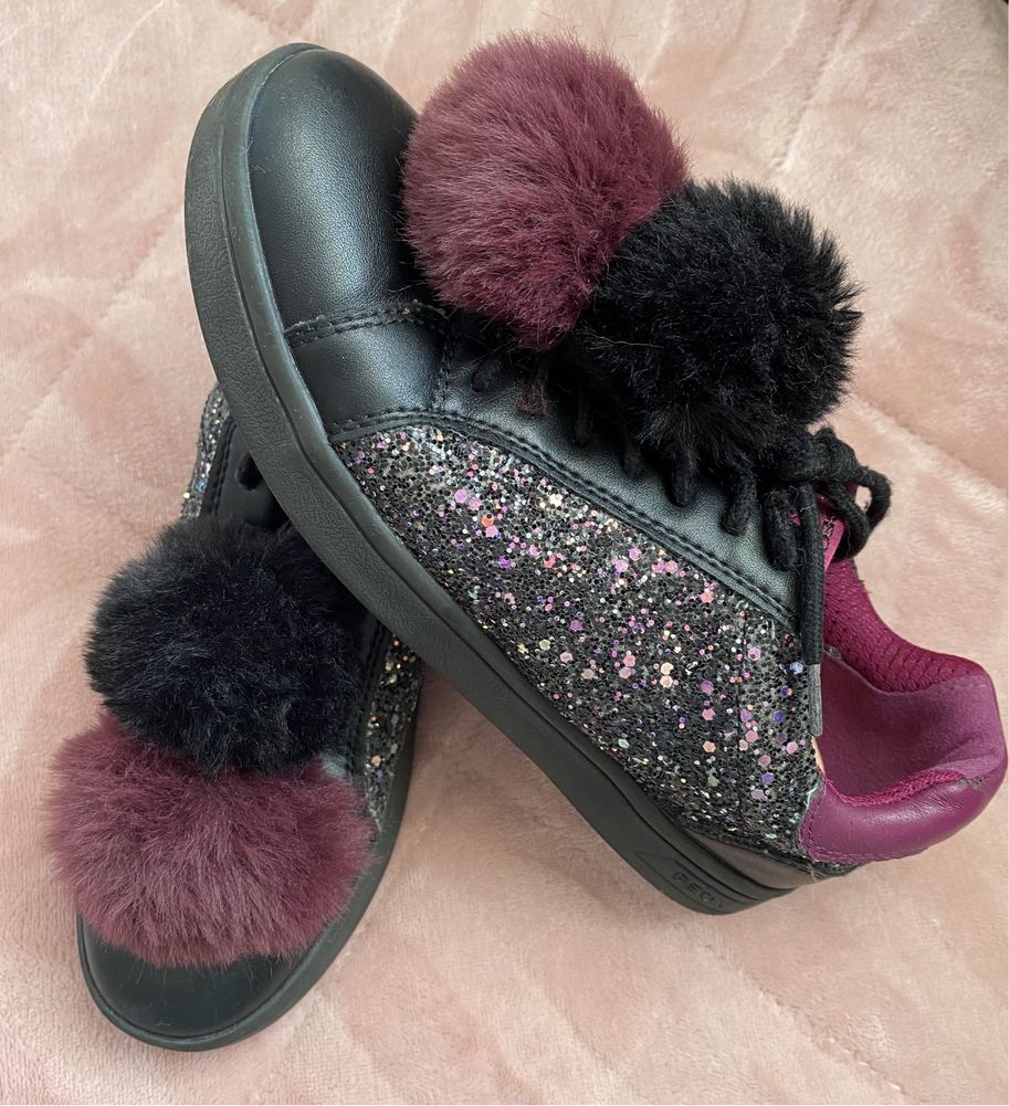 Sapatos Geox 36 com pompons em preto e bordeaux