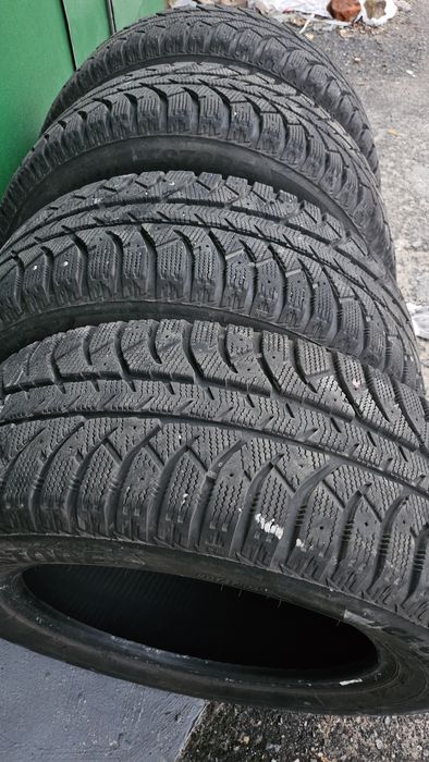 Зимові шини Bridgestone Ice Cruiser 7000 (215/60R16 95T)