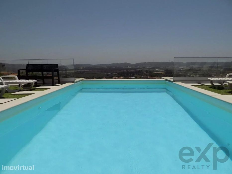 2 Moradias Térreas com Piscina na Cobertura