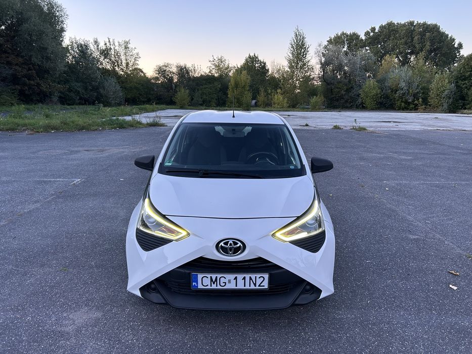 Toyota Aygo 1.0 VVTi lampy LED 5 drzwi benzyna 70 koni Klimatyzacja