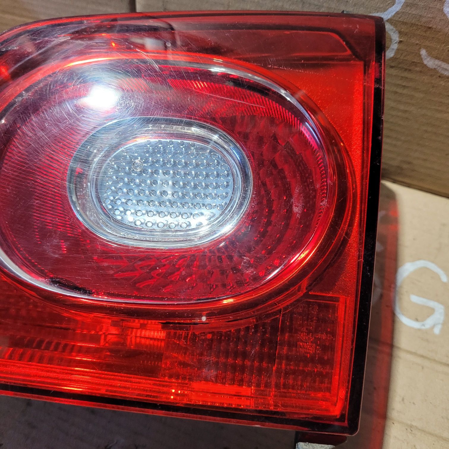 Lampa tył prawa klapy bagażnika vw Tiguan 2009r