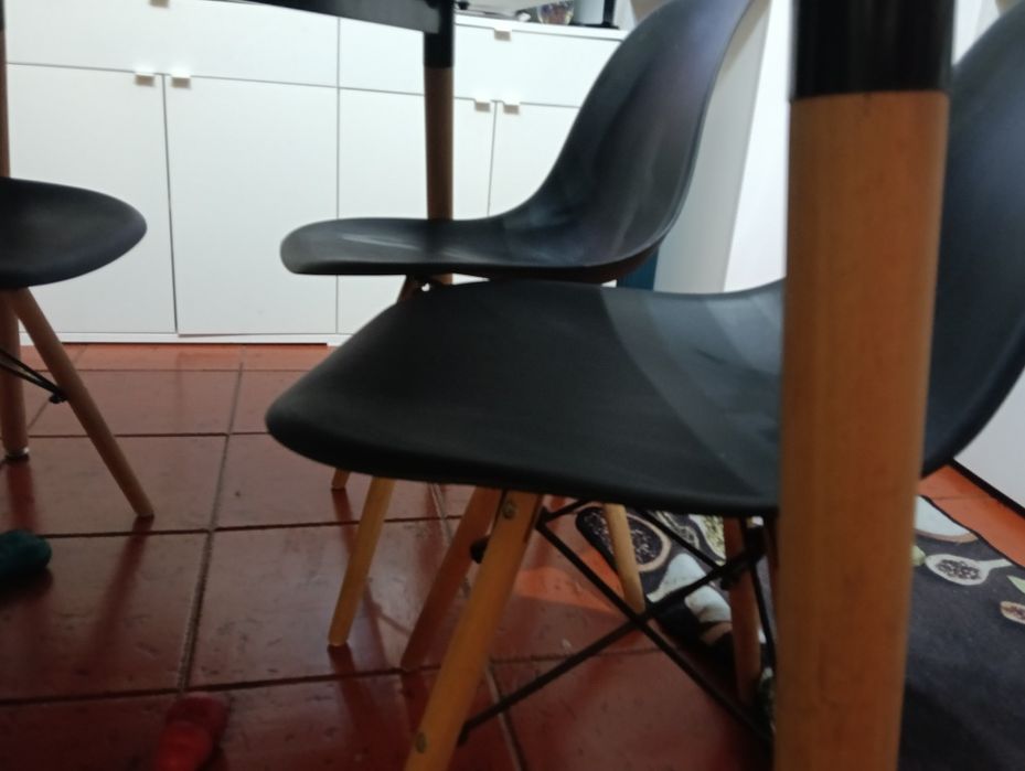 Conjunto mesa e cadeiras de plástico e madeira