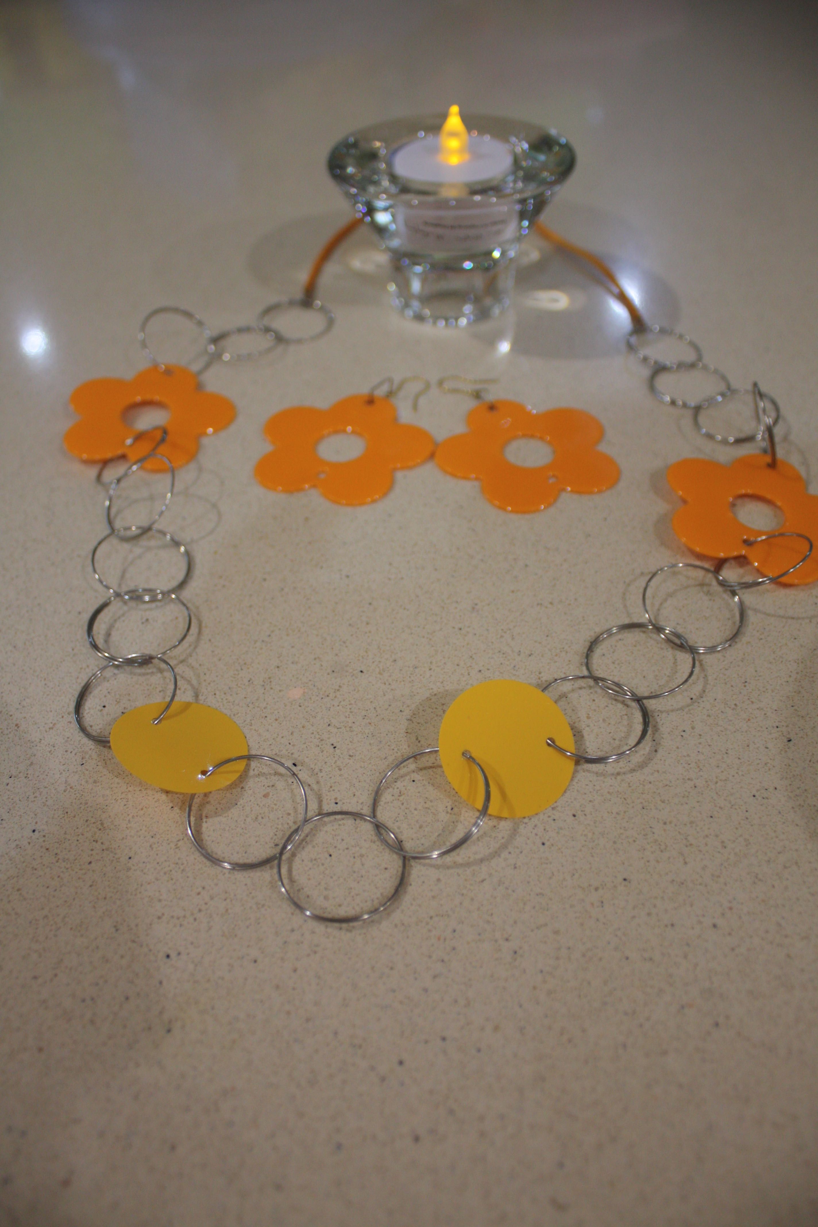 Conjunto flores laranja brincos + colar