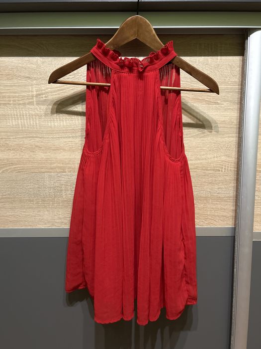 Czerwona bluzka z falbanką