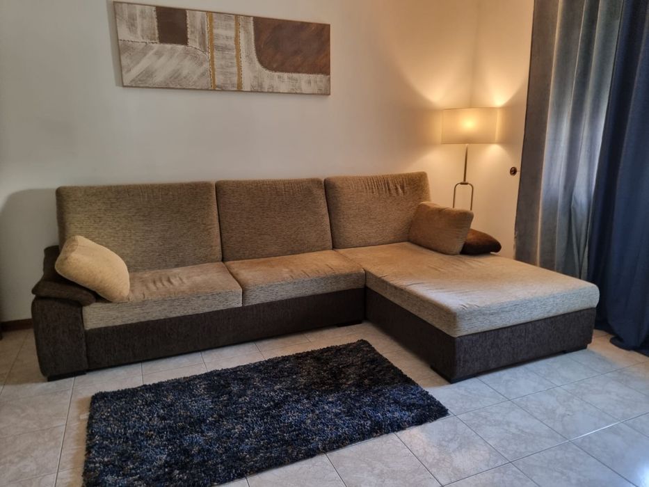 Sofá em L castanho e bege