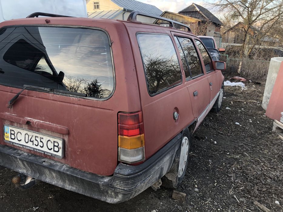 Опель кадет 1988 .