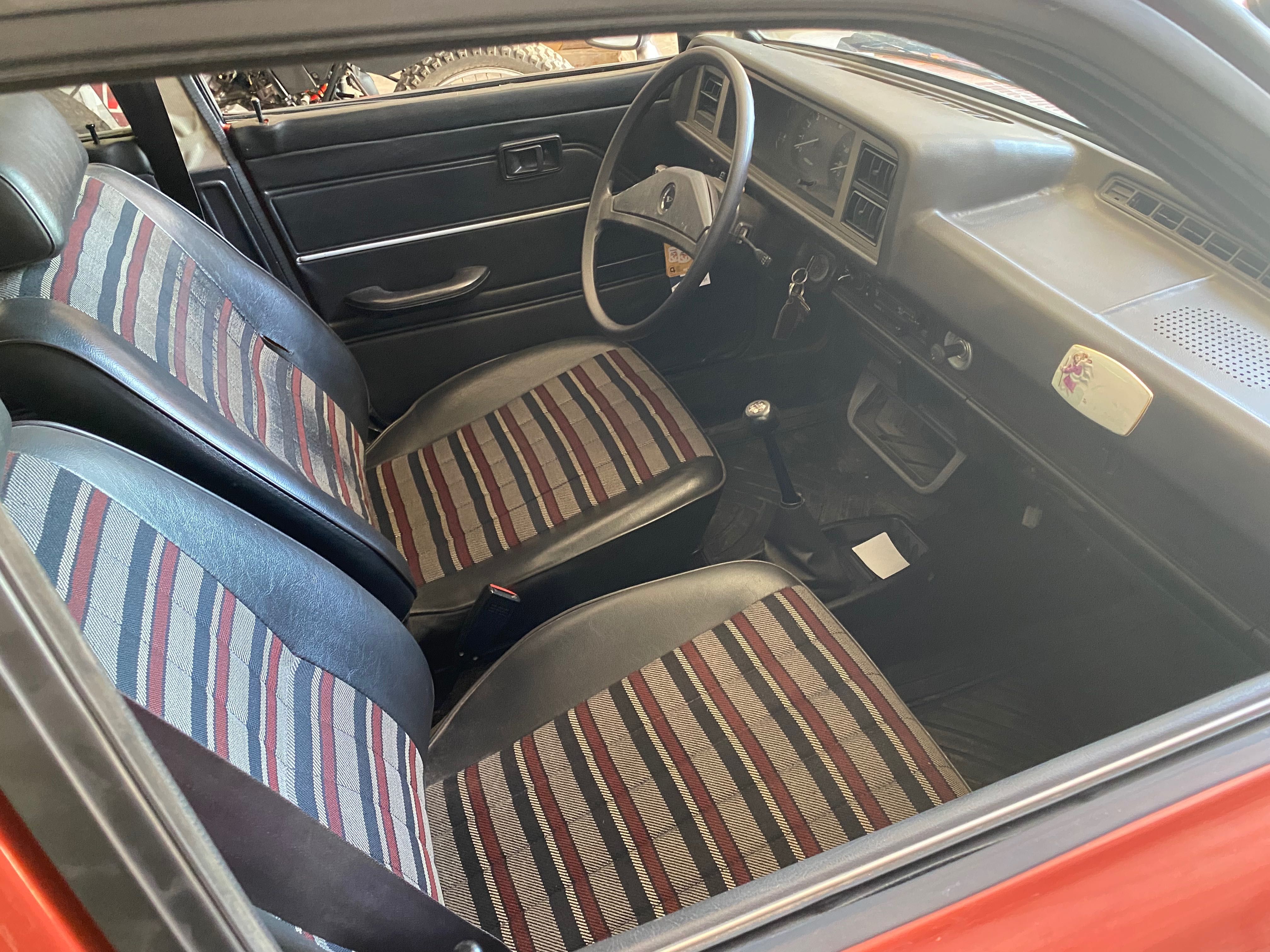 Daihatsu Charade xte 5speed ac